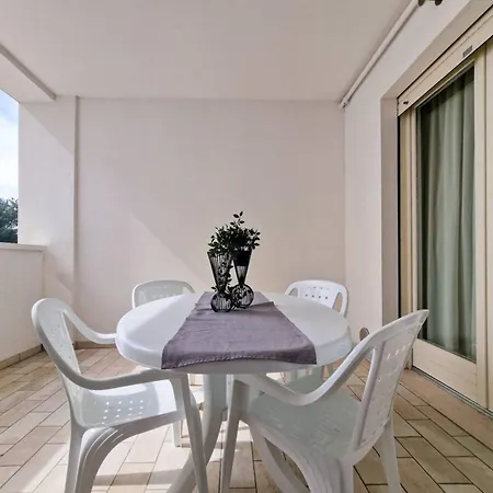 Coastal Getaway With Pool Daire *