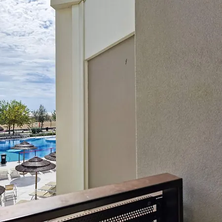 Coastal Getaway With Pool شقة *