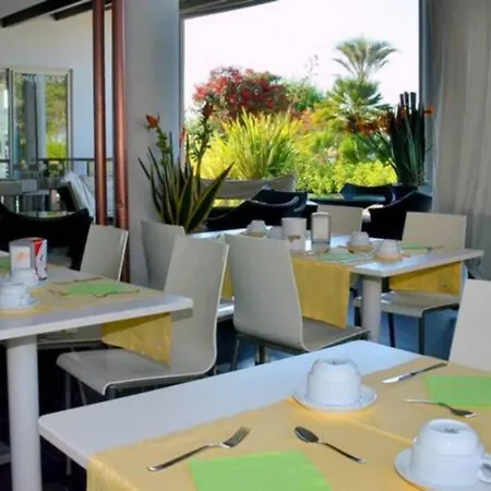 Coastal Getaway With Pool شقة
