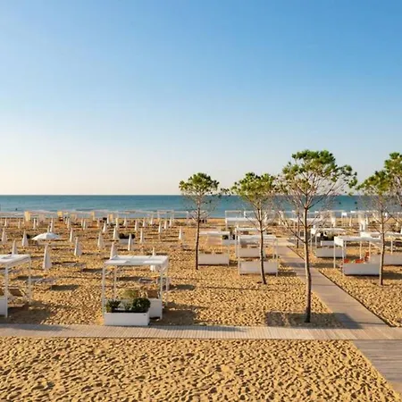 Coastal Getaway With Pool شقة